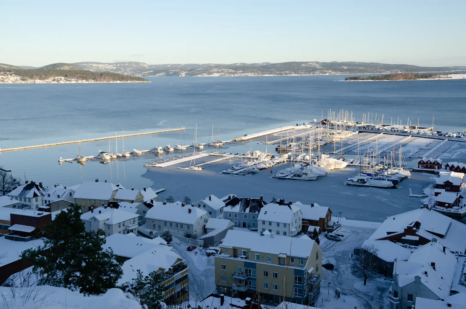 Snødekte hus over småbåthavna i Holmestrand